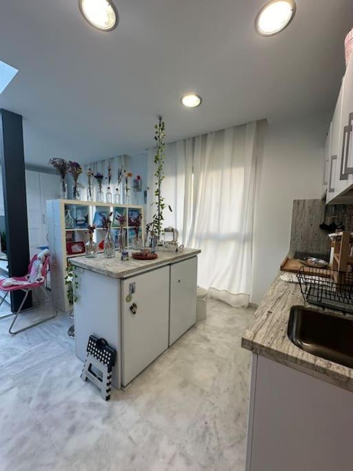 Atico Triana Con Terraza Apartamento Sevilha